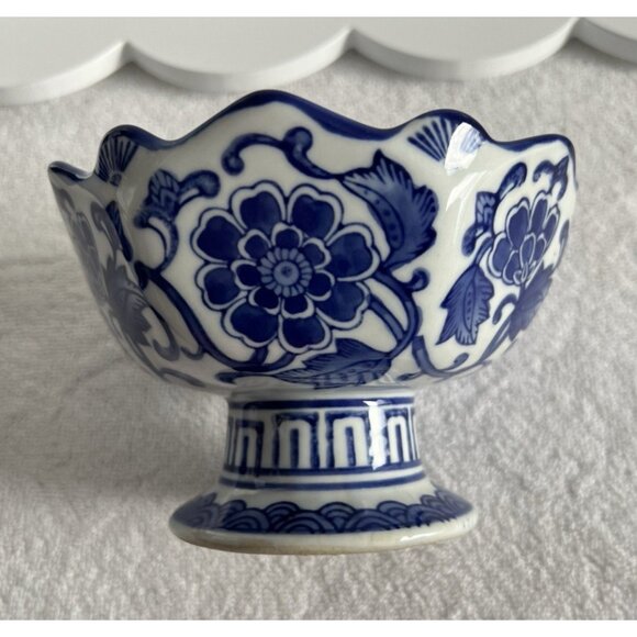 VTG Chinoiserie Footed Bowl Blue & White Hand Painted Oriental Porcelain Ceramic - Picture 2 of 8
